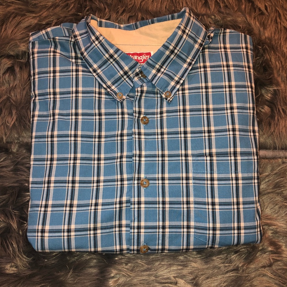 Blue wrangler wrinkle resist short sleeve shirt